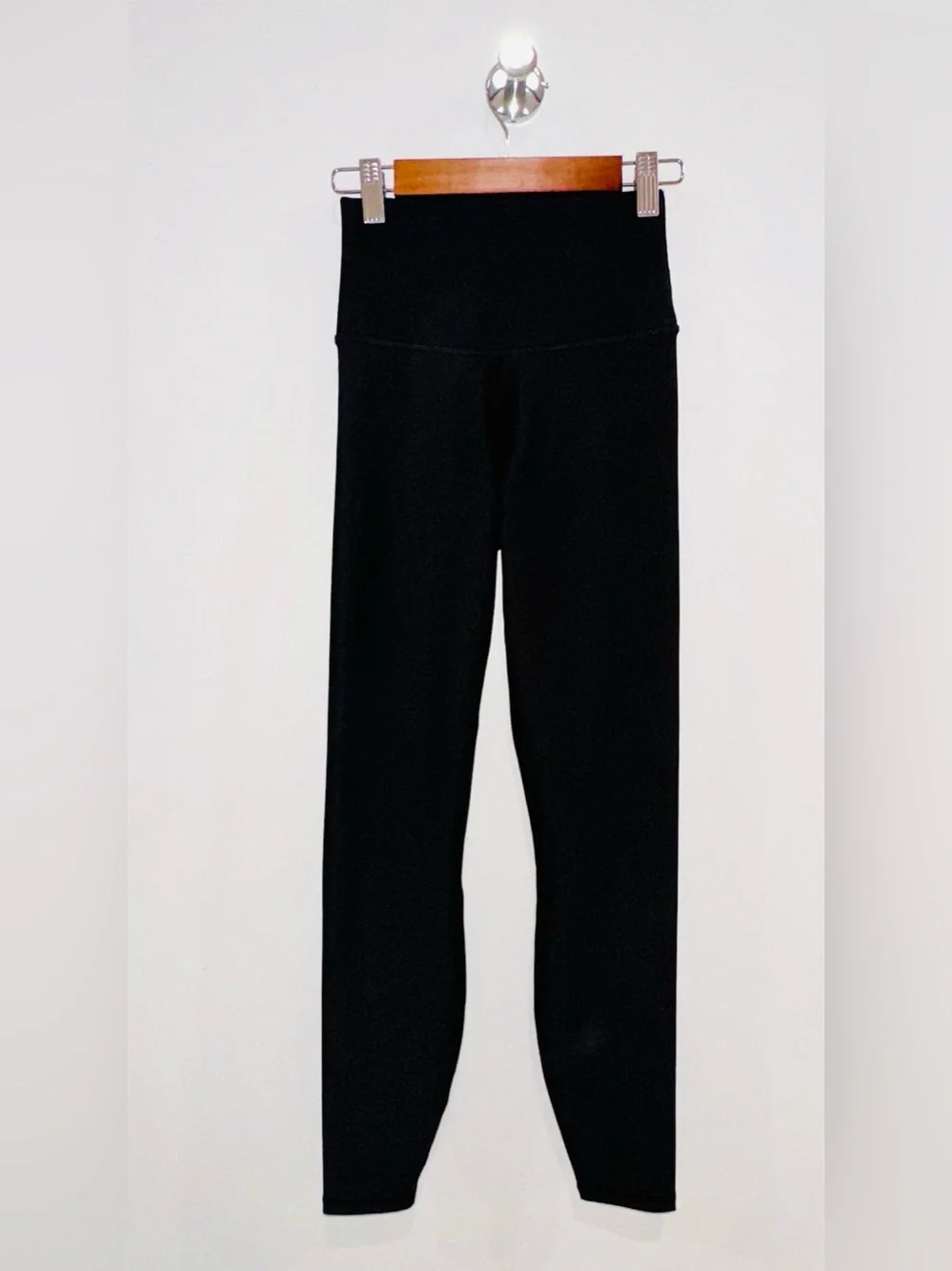 Alo Yoga Airlift 7/8 High-Waist Leggings Size: XXS. Color: black